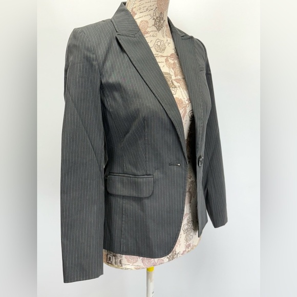 BANANA REPUBLIC Gray pinstriped crop blazer size S - Picture 2 of 11